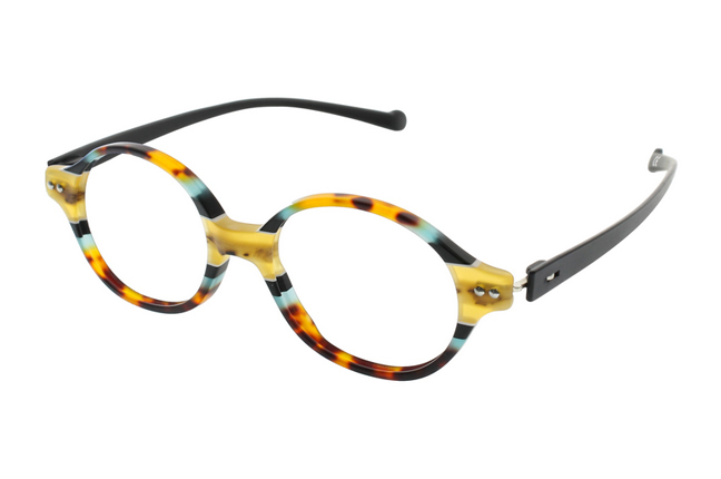 Gli occhiali iGreen sono facilmente personalizzabili: questo modello ha il frontale multicolore “animalier” e le aste nere