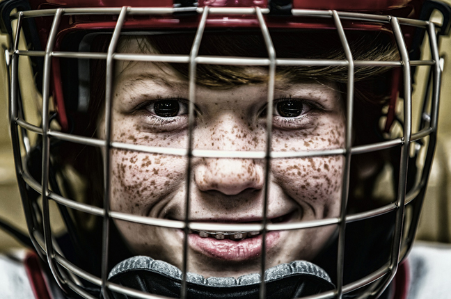 Un ragazzo indossa le lenti a contatto morbide per praticare attività sportiva