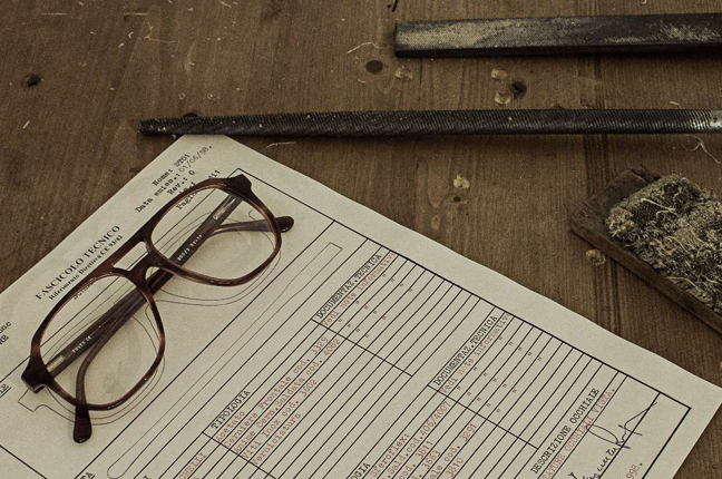 Alcuni materiali e reperti originali della vecchia fabbrica degli occhiali Foves