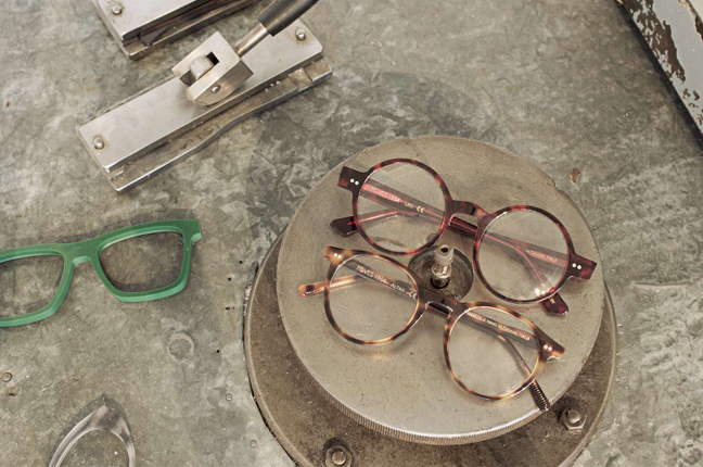 Due modelli di occhiali Foves che hanno ultimato il ciclo produttivo
