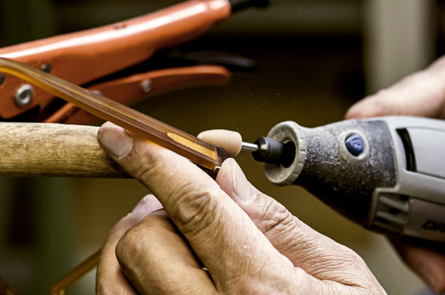 Un artigiano applica le cerniere originali a un occhiale Foves
