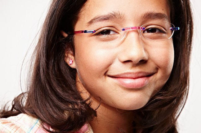 Una bambina indossa un paio di occhiali Swissflex