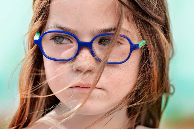 Una bambina indossa un paio di occhiali Etnia Barcelona