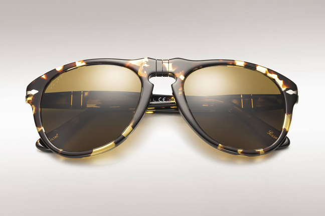 Un occhiale da sole Persol che appartiene alla “Icons Collection”