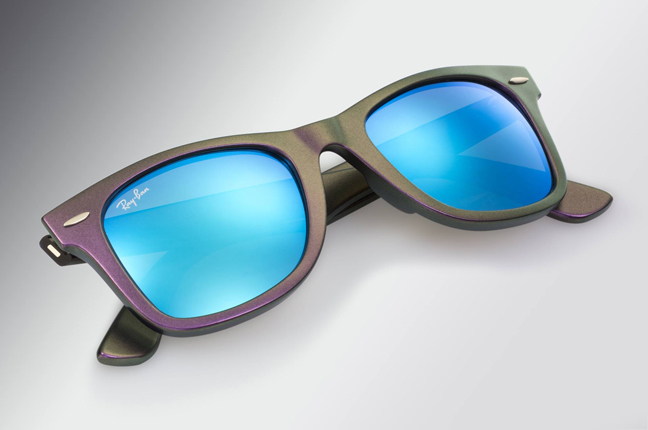 Il modello che Ray-Ban ha rinfrescato con una montatura dai colori sfumati: occhiali da sole “Wayfarer”