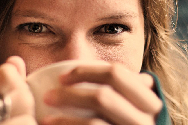 Una ragazza indossa le lenti a contatto; la topografia corneale è utile per chi utilizza le lenti a contatto proprio per valutare le lenti per loro più idonee