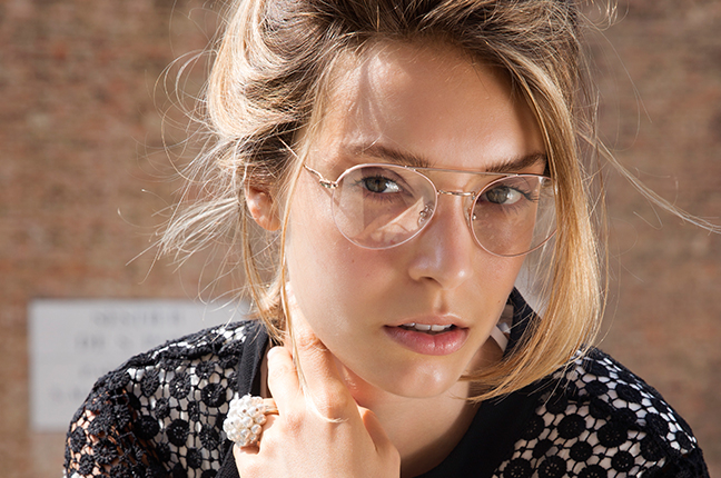 Una ragazza indossa occhiali da vista Joystar