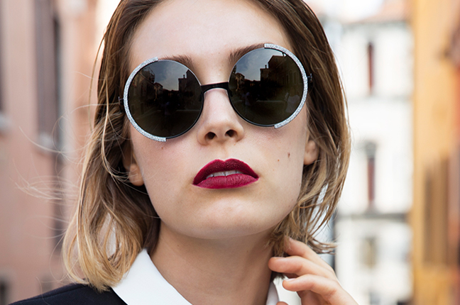 Una ragazza indossa occhiali da sole Joystar