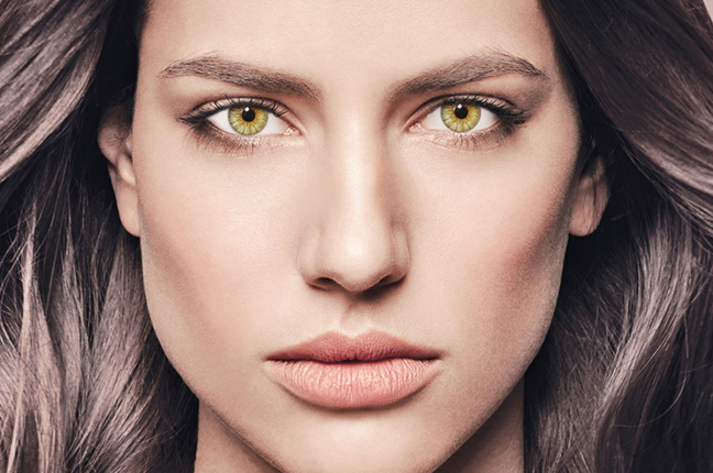 Una modella indossa lenti a contatto Desìo della linea “Sensual Beauty Lenses”