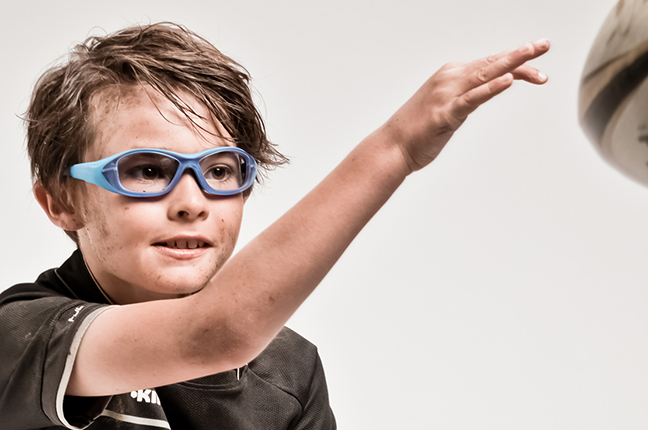 Un bambino indossa occhiali Bollé appartenenti alla collezione “SPORT PROTECTIVE”
