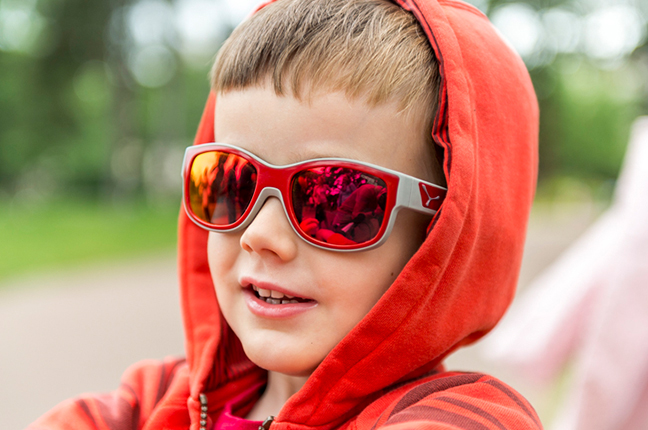 Un bambino indossa il modello “S'TRIKE” degli occhiali da sole Cébé