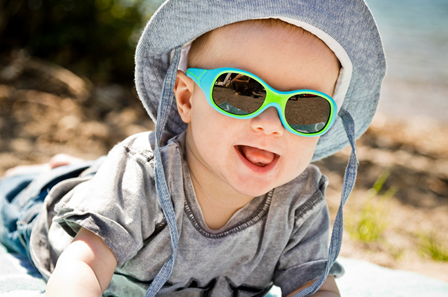 Un bambino indossa il modello “S'KIMO” degli occhiali da sole Cébé