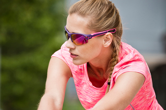 Una runner indossa il modello “S'PRING” degli occhiali da sole Cébé