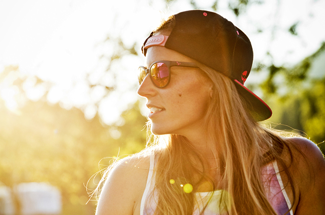 Una ragazza indossa il modello “SUNRISE” degli occhiali da sole Cébé