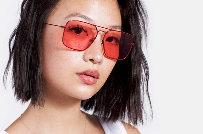 Una ragazza indossa il modello “Iggy Amaranth” degli occhiali SUPER by Retrosuperfuture®