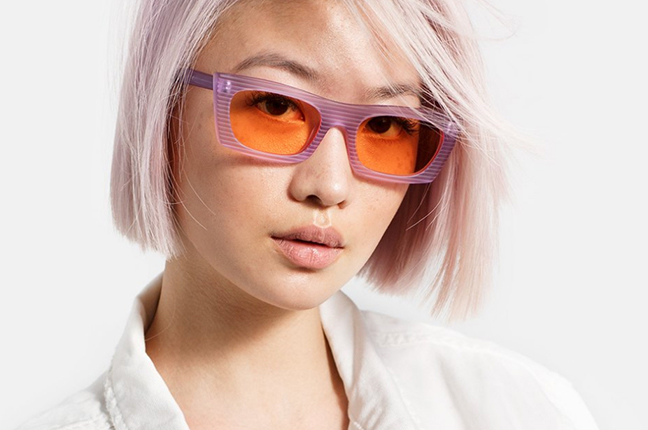 Una ragazza indossa il modello “SUPER for Storm Lilac” degli occhiali SUPER by Retrosuperfuture®