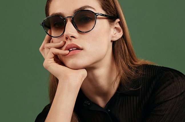 Una ragazza indossa il modello da sole “PO3184S” degli occhiali Persol, appartenente alla collezione “Combo Evolution”