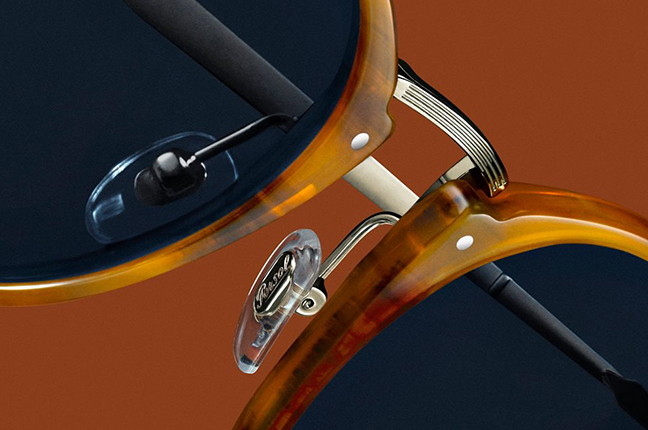 Il dettaglio del modello da sole “PO3166S” degli occhiali Persol, appartenente alla collezione “Calligrapher Edition”