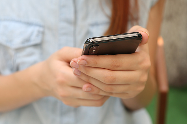 Una ragazza utilizza l’app Bill per pagare direttamente con il proprio smartphone