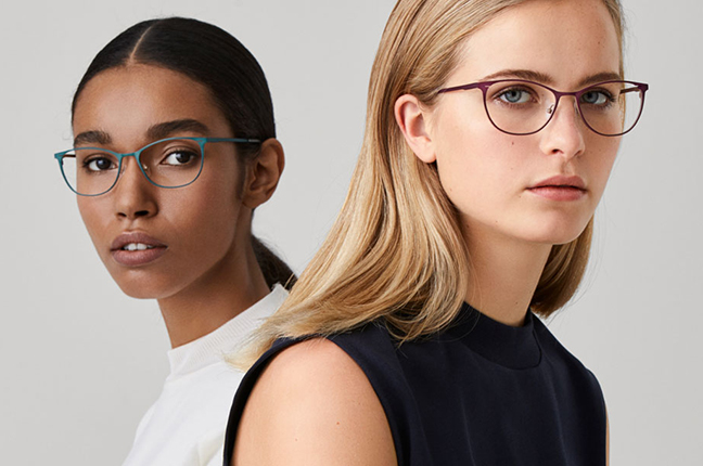 Due ragazze indossano occhiali Modo, appartenenti alla collezione “BLOCK TITANIUM”