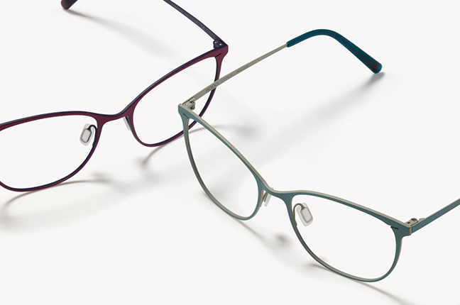 Due modelli degli occhiali Modo, appartenenti alla collezione “BLOCK TITANIUM”