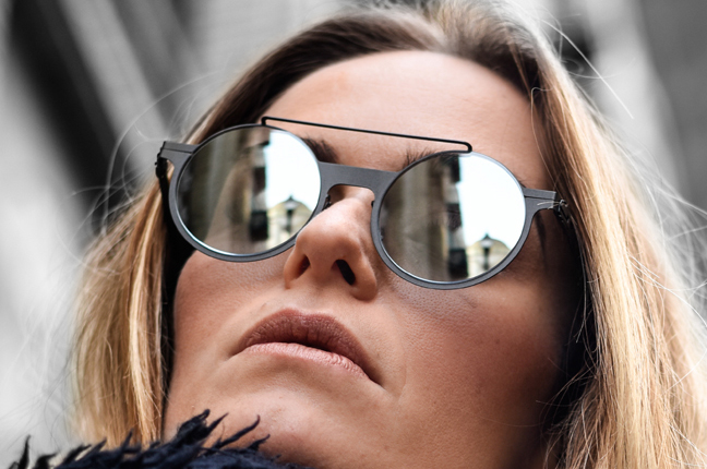 Una ragazza indossa il modello “MAESTRO” degli occhiali da sole Roundten