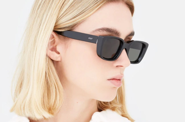 Una ragazza indossa il modello “Lira Black” degli occhiali SUPER by Retrosuperfuture®