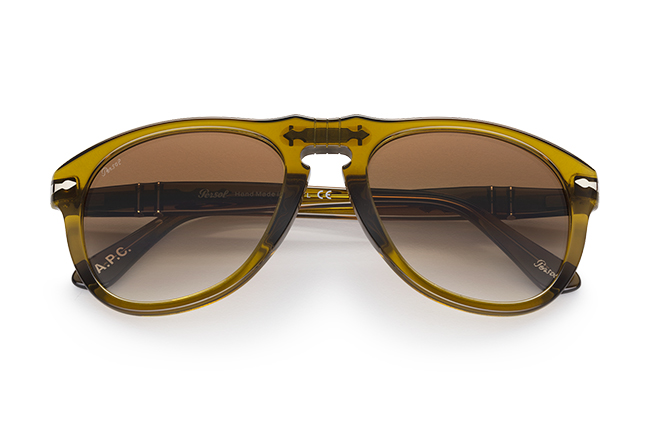 Il modello “649” (verde trasparente) degli occhiali Persol, appartenente alla collezione “Persol & A.P.C.”