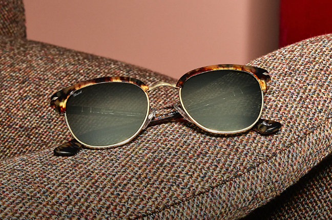 Un modello degli occhiali da sole Persol