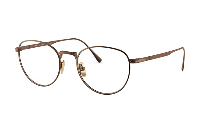 Il modello “PO5002VT” (bronzo) degli occhiali Persol, appartenente alla collezione “Titanium”