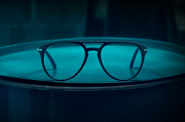 Il modello “El Profesor Original” (color nero) degli occhiali Persol, appartenente alla collezione “La Casa di Carta”