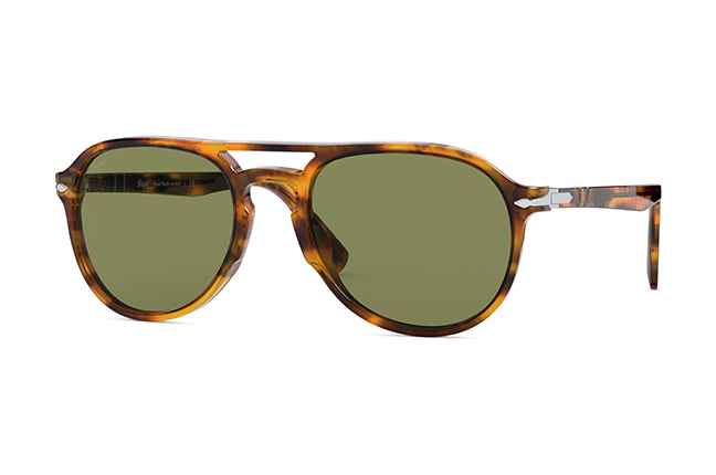 Il modello “El Profesor Sergio” (color caffè) degli occhiali Persol, appartenente alla collezione “La Casa di Carta”