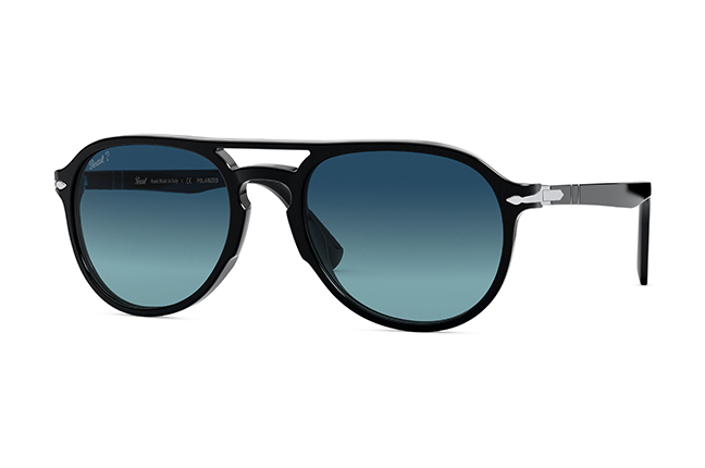 Il modello “El Profesor Sergio” (color nero) degli occhiali Persol, appartenente alla collezione “La Casa di Carta”