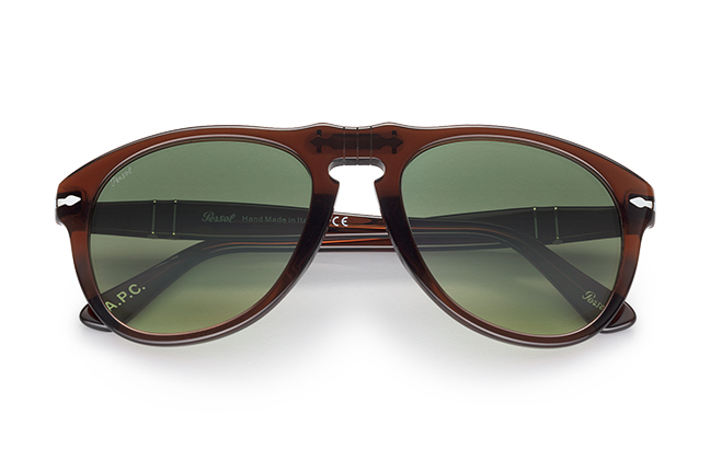 Il modello “649” (marrone trasparente) degli occhiali Persol, appartenente alla collezione “Persol & A.P.C.”
