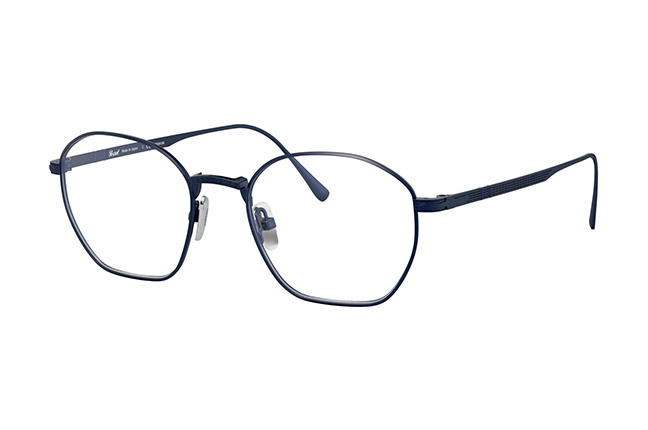 Il modello “PO5004VT” (blu navy satinato) degli occhiali Persol, appartenente alla collezione “Titanium”