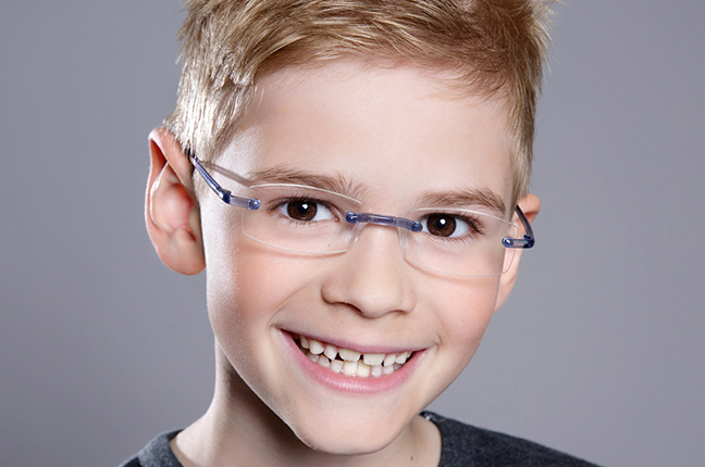 Un bambino indossa un paio di occhiali da vista Swissflex