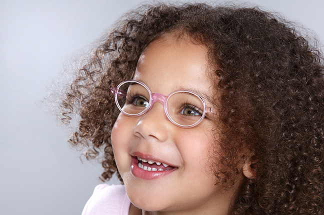 Una bambina indossa un paio di occhiali da vista Swissflex