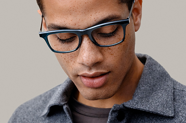 Un ragazzo indossa occhiali da vista Modo, appartenenti alla collezione “R 1000 + TITANIUM”