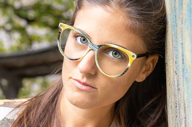 Una ragazza indossa gli occhiali O-Six Custom