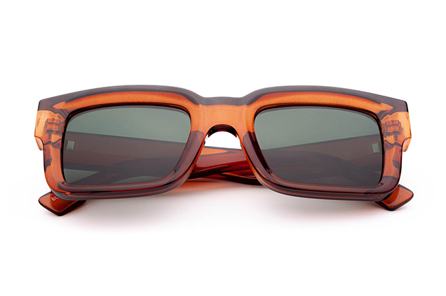 Il modello “BURDÉL” degli occhiali da sole Saraghina, nella versione “COGNAC CRISTALLO”