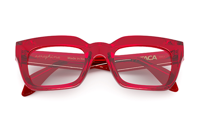 Il modello “PATACA” degli occhiali da vista Saraghina, nella versione “ROSSO RUBINO CRISTALLO LUCIDO”