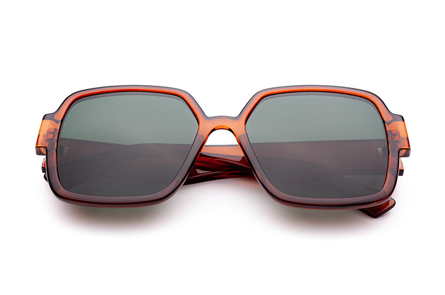 Il modello “EGO” degli occhiali da sole Saraghina, nella versione “COGNAC CRISTALLO”