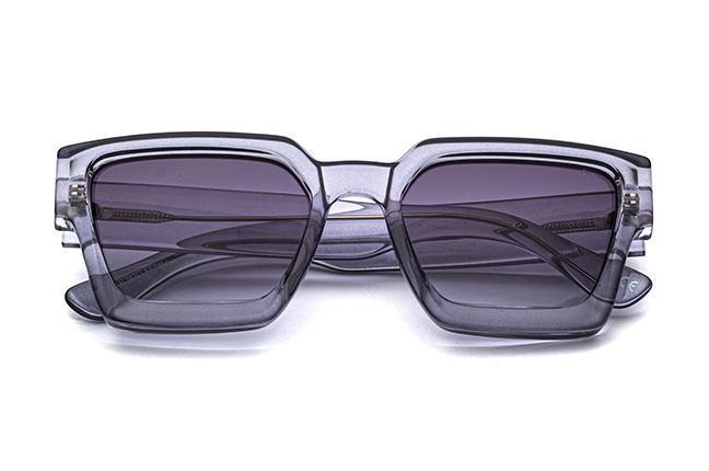 Il modello “DAMIAN” degli occhiali da sole Saraghina, nella versione “GRIGIO”