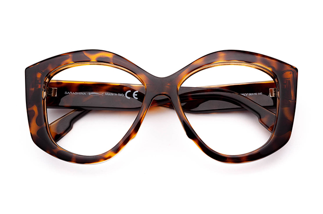 Il modello “MINA” degli occhiali da vista Saraghina, nella versione “HAVANA LUCIDO”