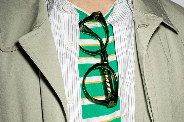Un ragazzo indossa il modello “INVURNÌD” degli occhiali da vista Saraghina, nella versione “VERDE BOTTIGLIA CRISTALLO”