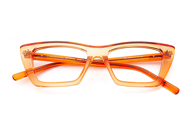 Il modello “ZIA” degli occhiali da vista Saraghina, nella versione “PESCA CRISTALLO LUCIDO”
