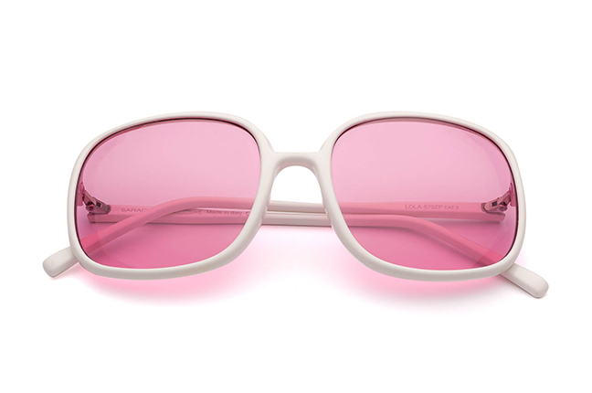 Il modello “LOLA” degli occhiali da sole Saraghina, nella versione “BIANCO LUCIDO”