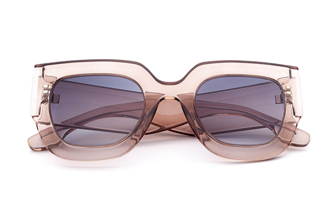 Il modello “MAGDA” degli occhiali da sole Saraghina, nella versione “BEIGE CRISTALLO”