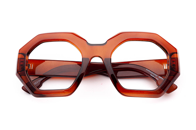 Il modello “PINA” degli occhiali da vista Saraghina, nella versione “COGNAC CRISTALLO LUCIDO”