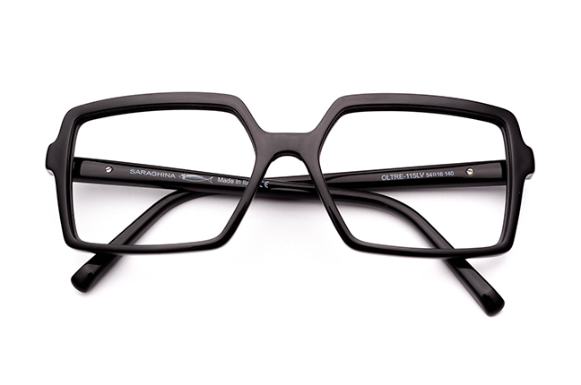 Il modello “OLTRE” degli occhiali da vista Saraghina, nella versione “NERO LUCIDO”